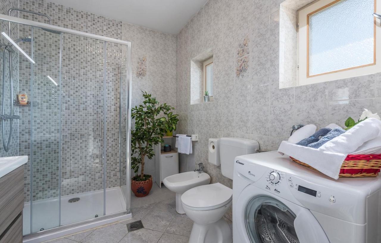 Apartments Loredana Porec Bagian luar foto