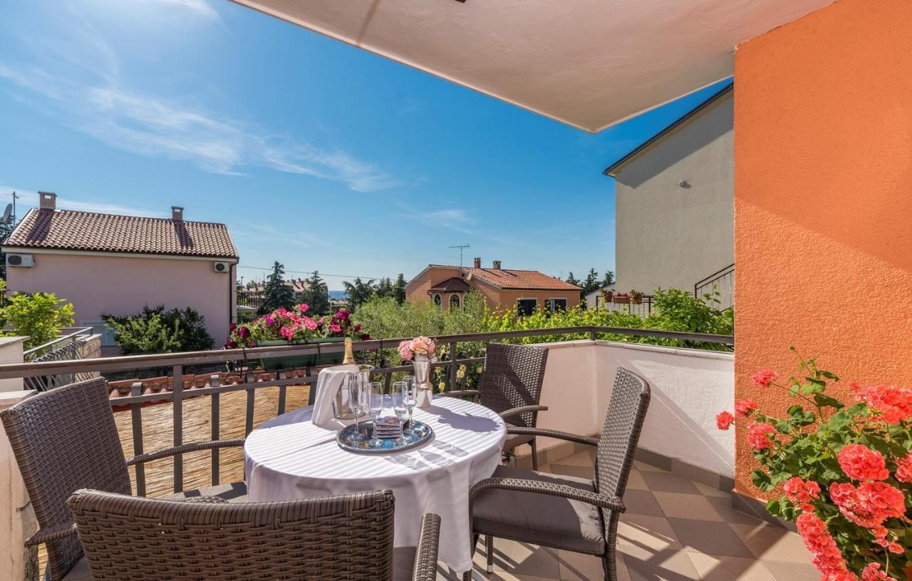 Apartments Loredana Porec Bagian luar foto